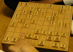 金澤敏明氏が将棋を指すシーン